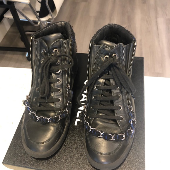 Chanel tennis shoes with leather & tweed detail - Picture 4 of 8